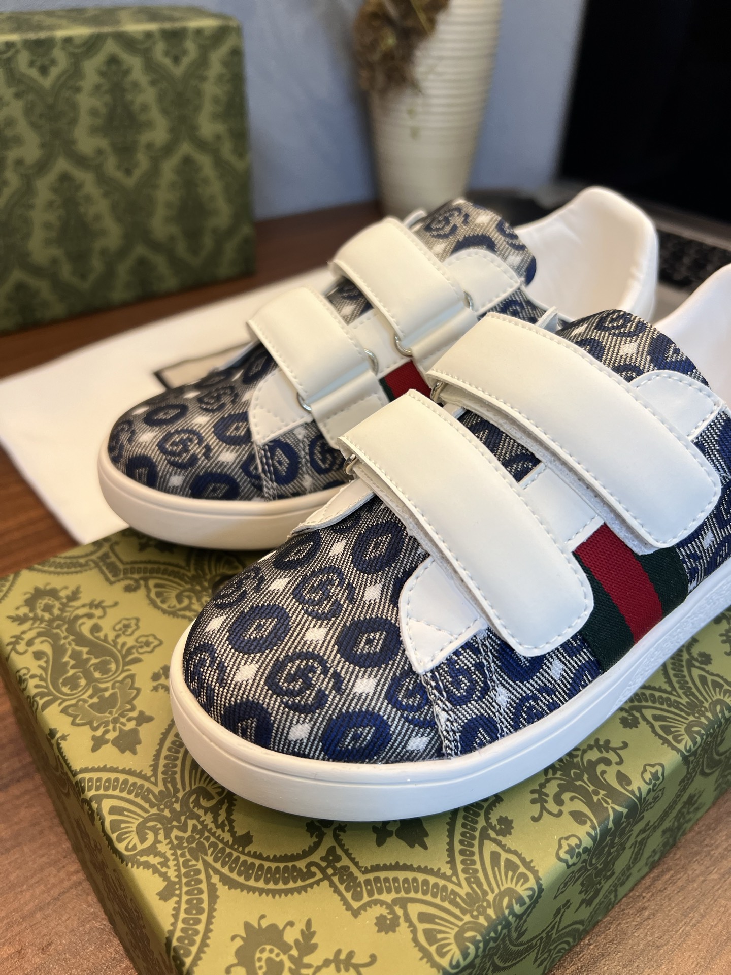 Children's shoes child